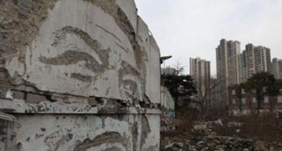 本村的房子能卖给外村人吗?需要办理哪些手续?