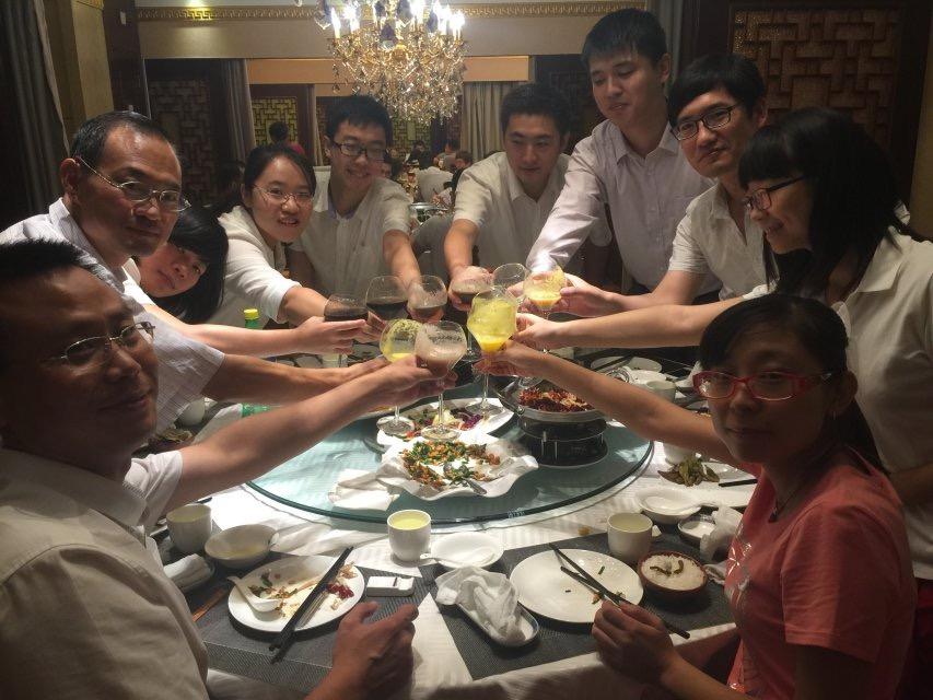 大家一起举杯